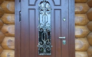 дверь стальная для загородного дома с ковкой, стеклом и двумя замками