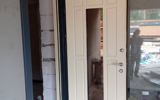 дверь для загородного дома со стеклом