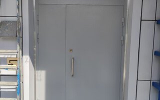 металлическая двустворчатая дверь с нержавеющим отбойником