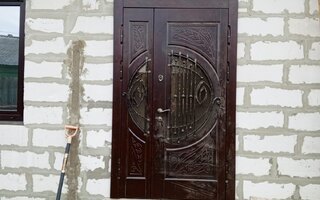 входная дверь с двумя коваными элементами