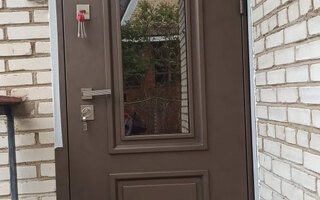 металлическая дверь с металлобагетом в загородный дом