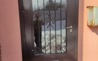 входная дверь со стеклопакетом и ковкой ДМСТ-53, вид с места реального места установки