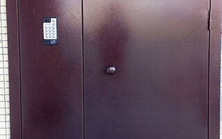 входная тамбурная дверь с двумя распашными створками и кодовым замком