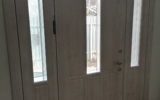 тамбурная двухстворчатая дверь №23 с двумя боковыми вставками - общий вид
