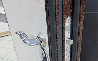 замок с раздельной ручкой и ригельная задвижка на стальной двери с терморазрывом