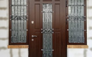 стальная дверь в коттедж с боковыми вставками в виде окон
