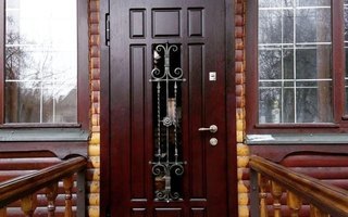 металлическая дверь для коттеджа с отбойником, ковкой и стеклом, модель ДКТЖ-50
