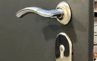 дверь в квартиру - блок с нижним замком и ручкой